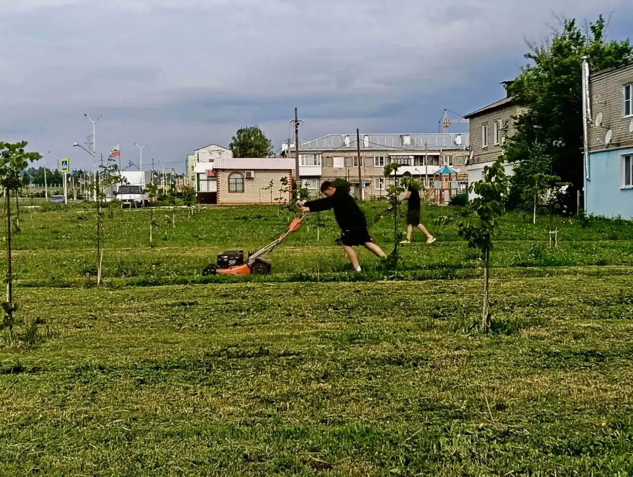 🌿 ДЕНЬ ПОЛЕЗНЫХ ДЕЛ 🌿

Сегодня трудоустроенные ребята косили газон, убирали мусор, подметали дорож
