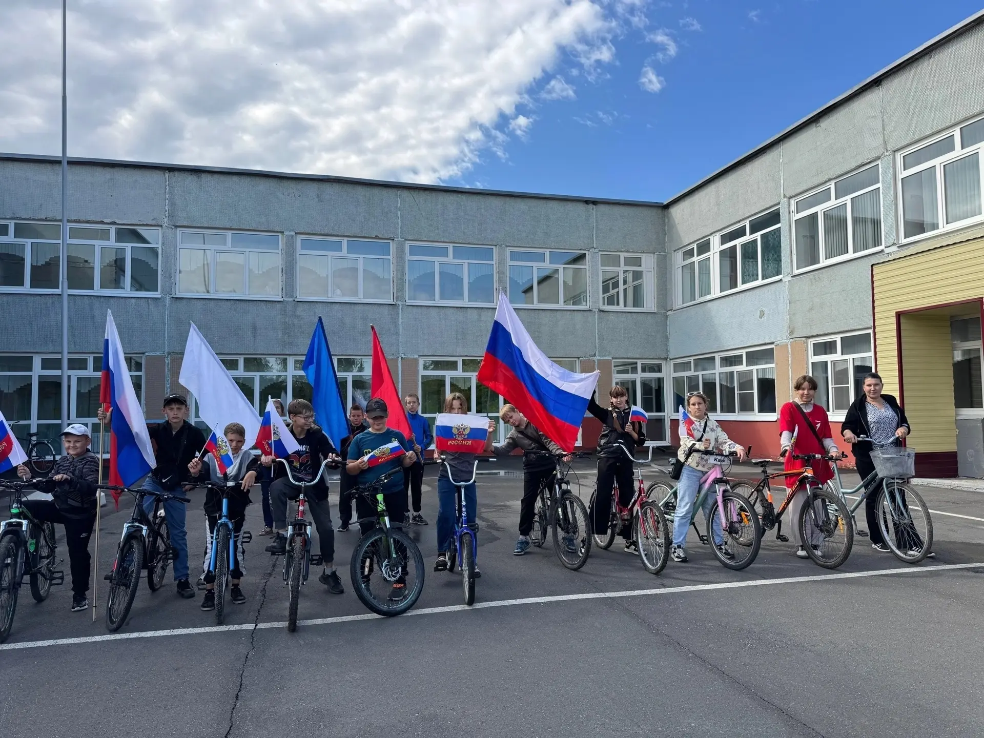 🚴‍♂️🚴‍♀️В преддверии Дня Российского флага мы объединились в единый спортивный поток!...