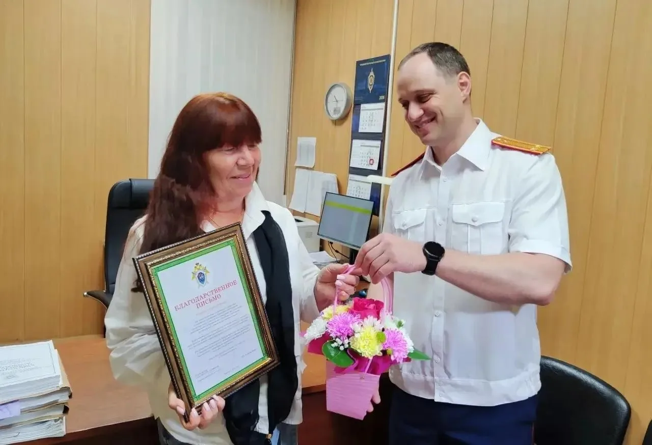 Жительницу Новоалтайска наградили за спасение девушки от нападения 
 
Руководство СУ СК России по Ал