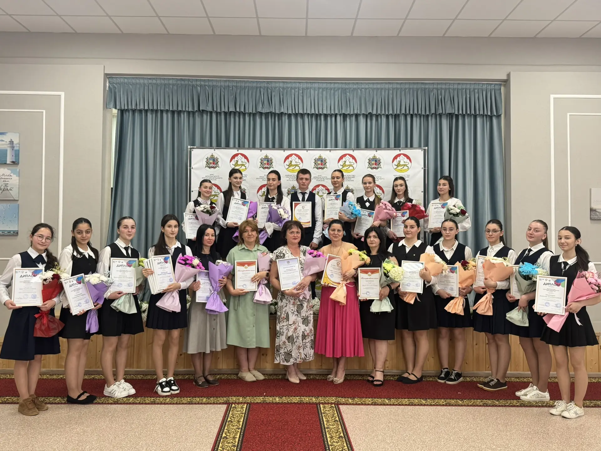 🏆 Триумф знаний: в Школе №1 г. Ардона чествовали лучших учеников!

📍В стенах Школы №1 г. Ардона им