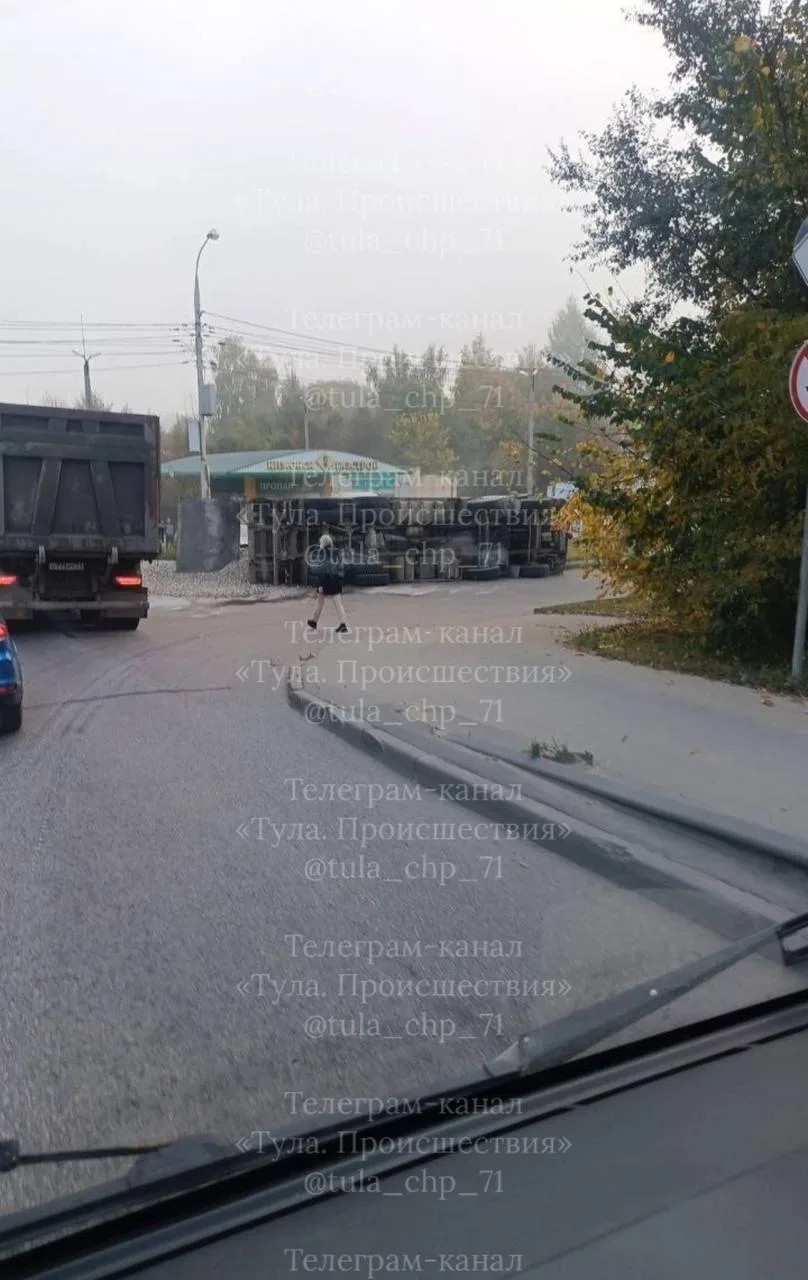 Тонар перевернулся на поворот ул. Овражная.