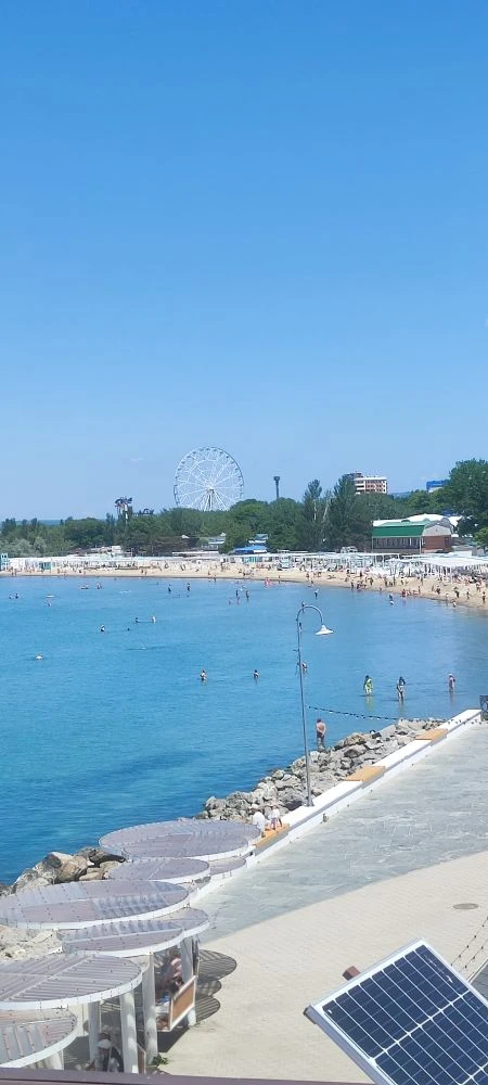 Какая прелесть в Анапе!🏖️ Море чистейшее, люди на пляже загорают.