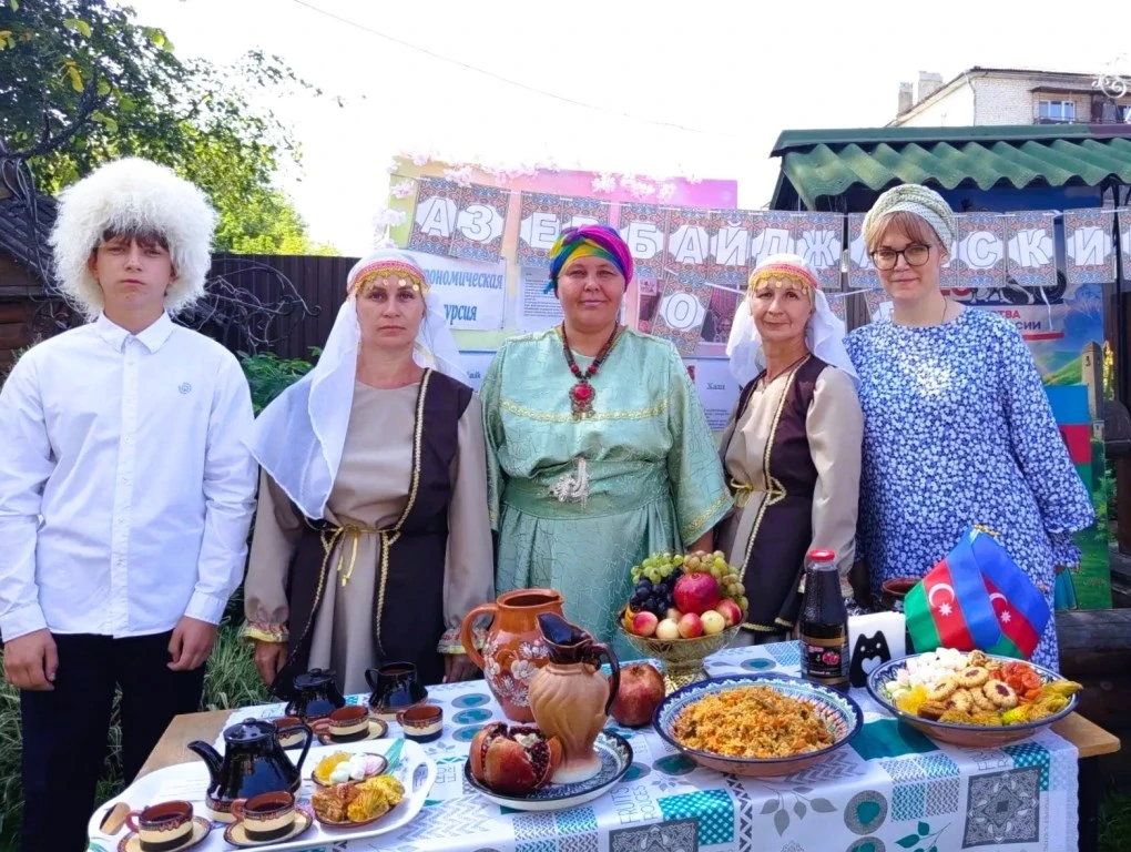 Подворье «Азербайджанский очаг»

29 июля во дворе Тугулымской центральной библиотеки, в рамках года 
