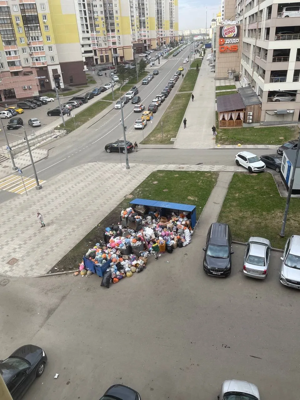 В ЖК «Солнцево Парк» подрядчик по вывозу мусора внезапно исчез.  Возможно, УК Пик Комфорт забыла пер