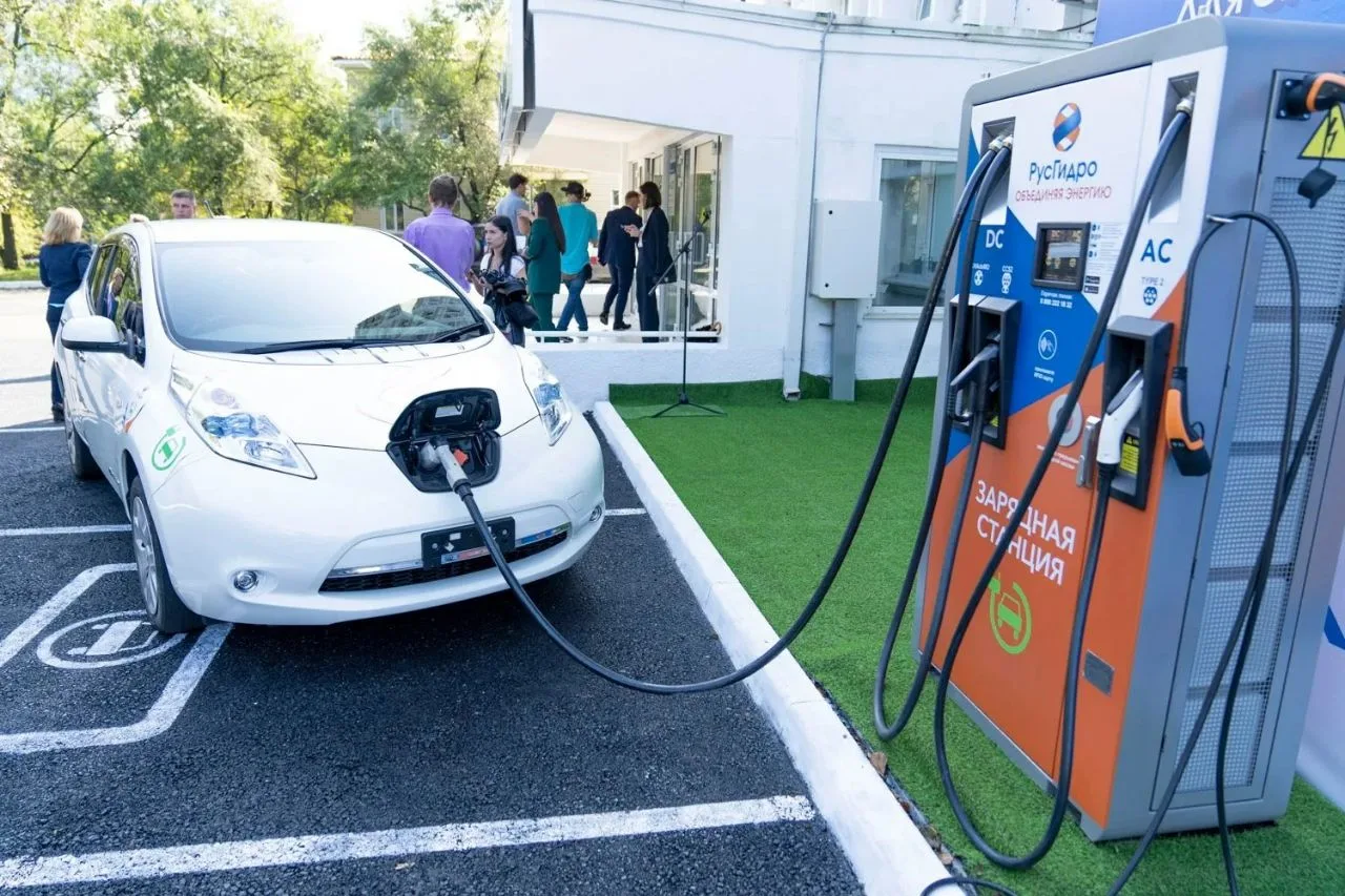 На бензиновые автомобили впервые пришлось менее 50% мировых продаж новых машин, сообщае...