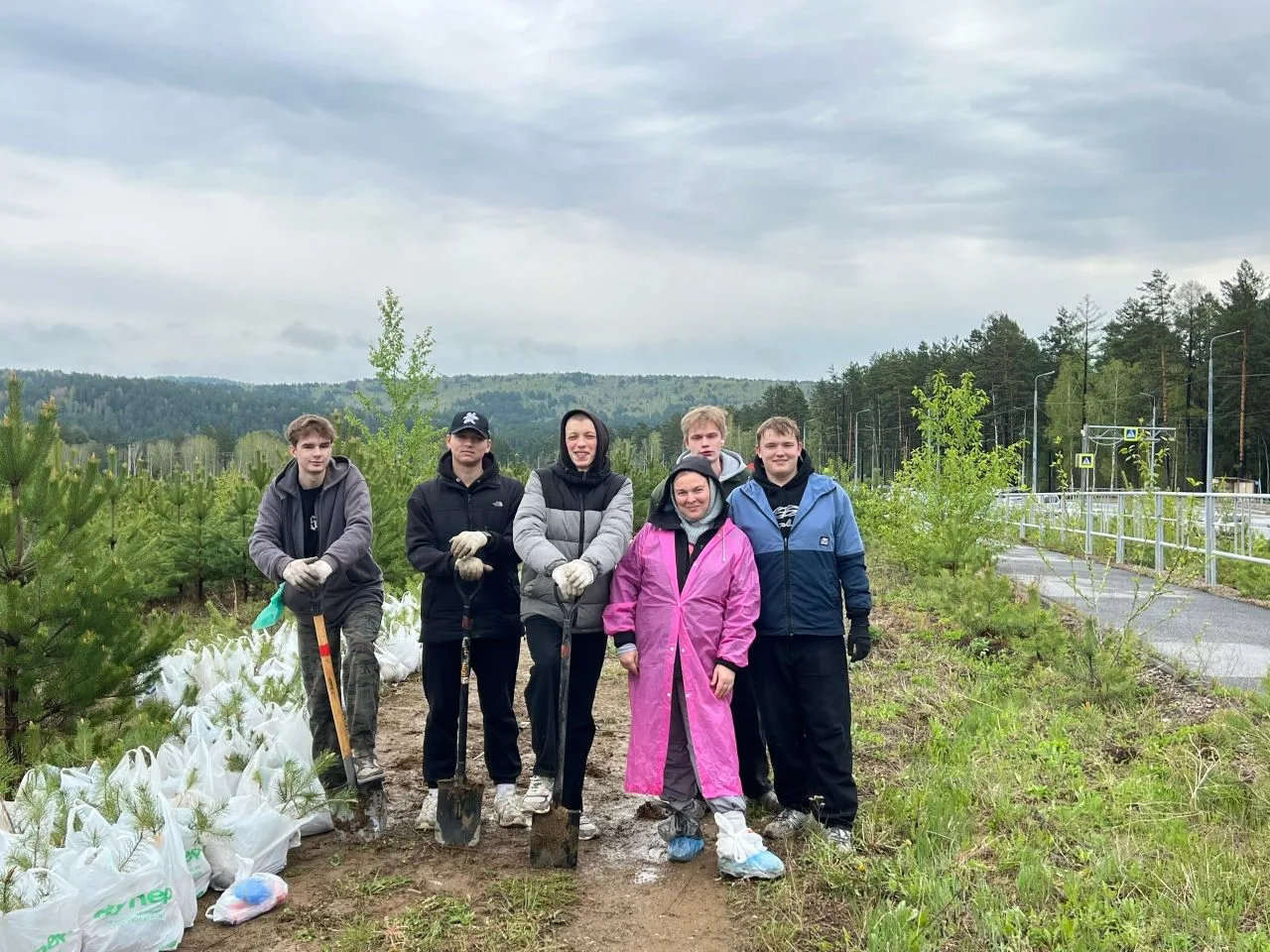 Дождь? Не слышали. 12 смельчаков и 2500 деревьев в копилку планеты 🌳Подробнее...