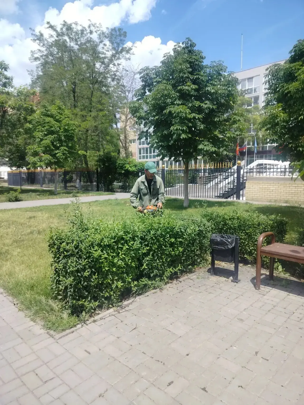 🌳✂️ Стрижка живых изгородей в наших парках — это не только уход за зелеными насаждения...