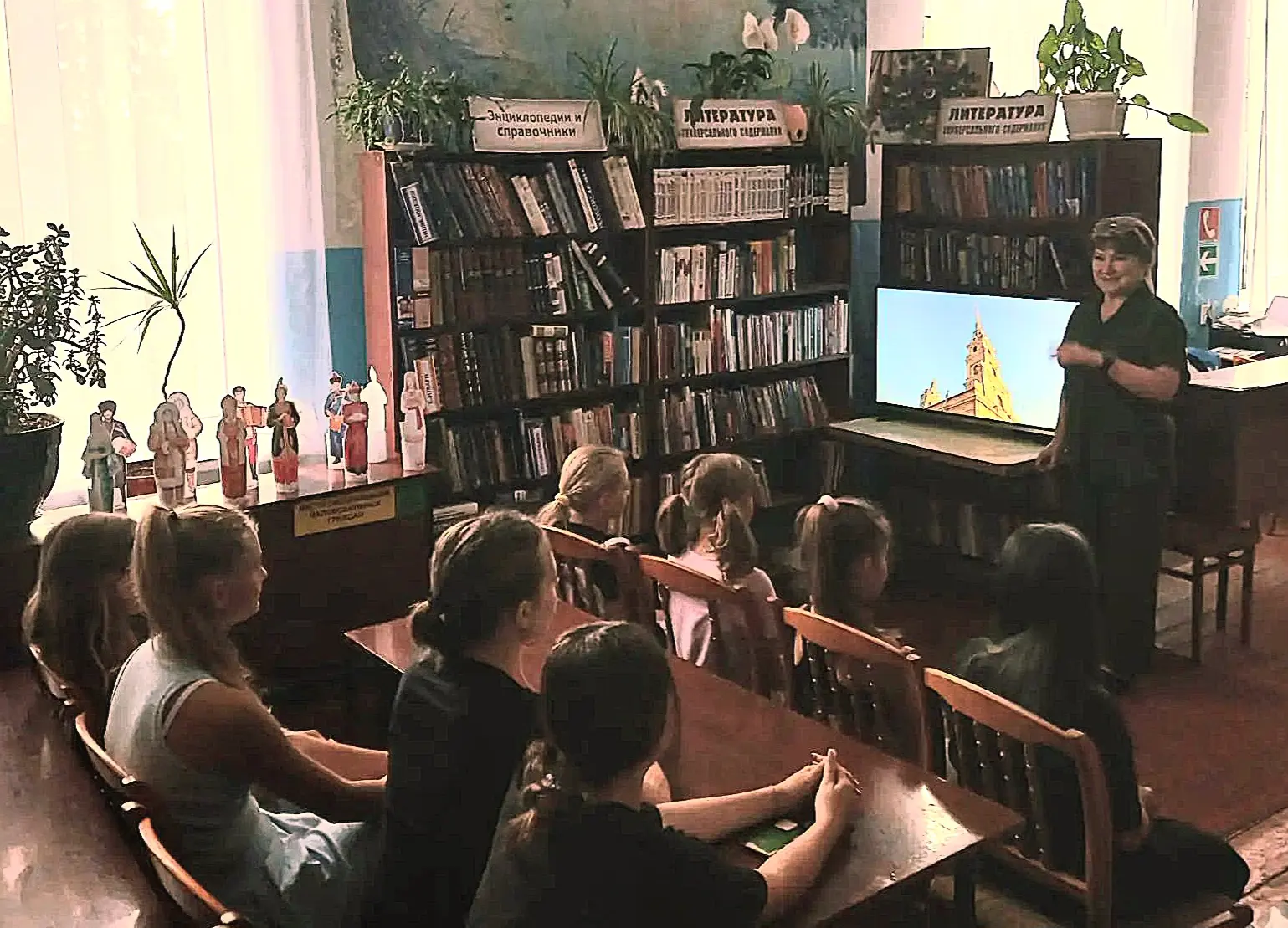 📚 В Мирской сельской библиотеке прошёл познавательный час «Как основали город на Неве».