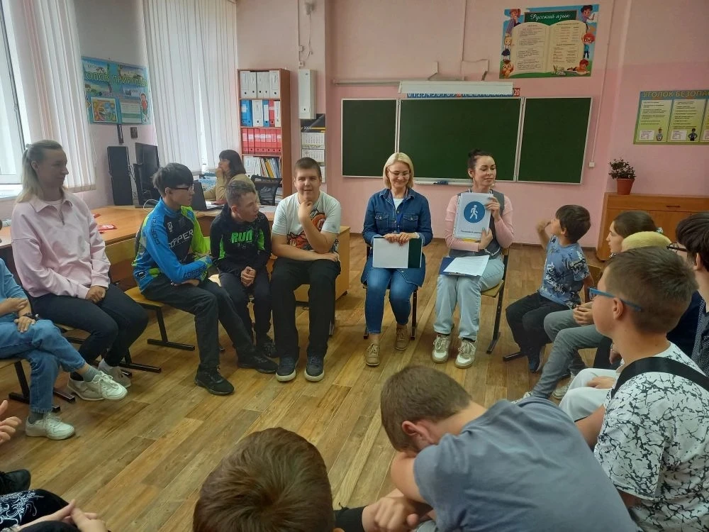 В детском лагере "Радуга детства" гости- социальный педагог Наталья Михайловна М.и педагог-психолог 