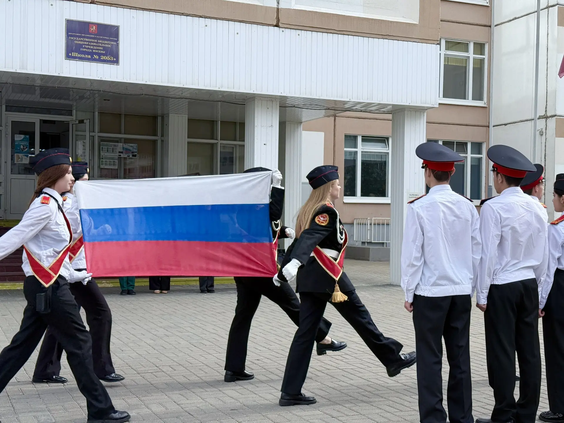 🇷🇺 Церемония поднятия Государственного флага РФ  Сегодня в нашей школе прошла традиционная церемония