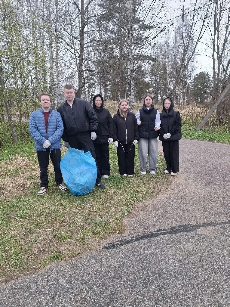 В рамках ежегодно проводимой акции «Чистая среда» в школе проведен субботник по уборке пришкольной т