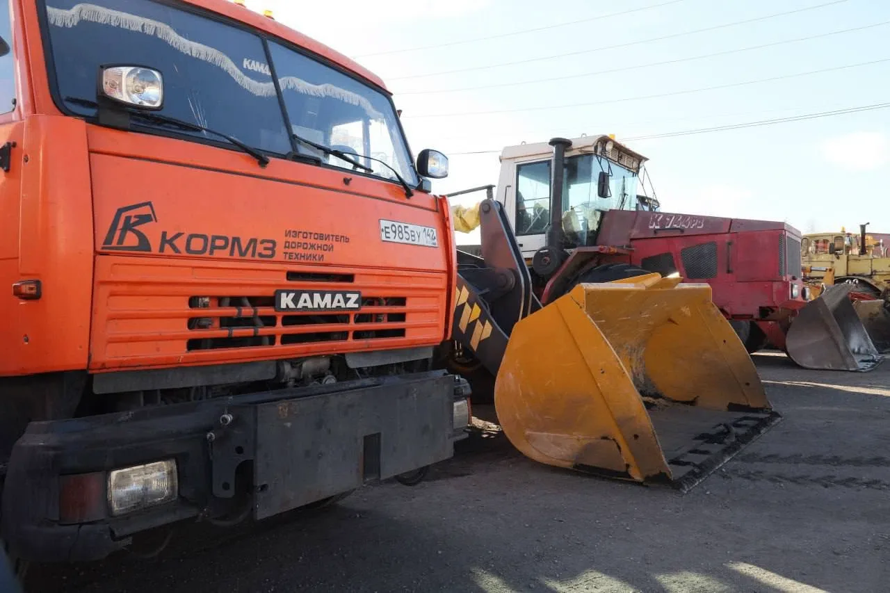 Дорожные службы Кузбасса готовят транспортно-пешеходную сеть к предстоящему зимнему пер...