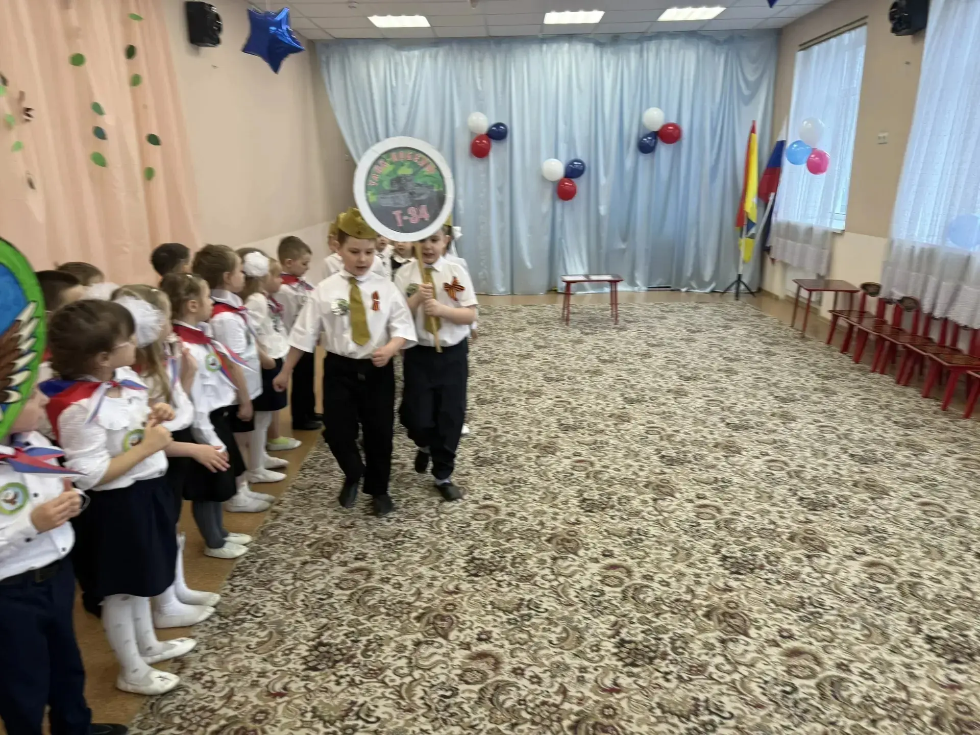 В старших и подготовительных группах дошкольного отделения «Калинка» прошёл смотр строя и песни, пос