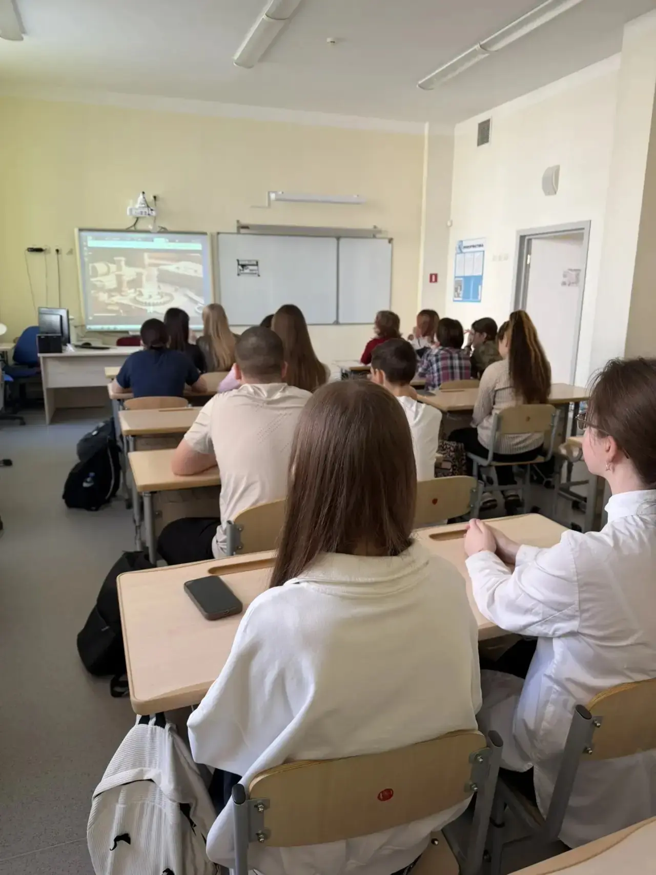 ПОНЕДЕЛЬНИК, 13 АПРЕЛЯ: НАЧАЛО НОВОЙ УЧЕБНОЙ НЕДЕЛИ В НАШЕЙ ШКОЛЕ! 🇷🇺  Утро понедельника, 13 апреля,