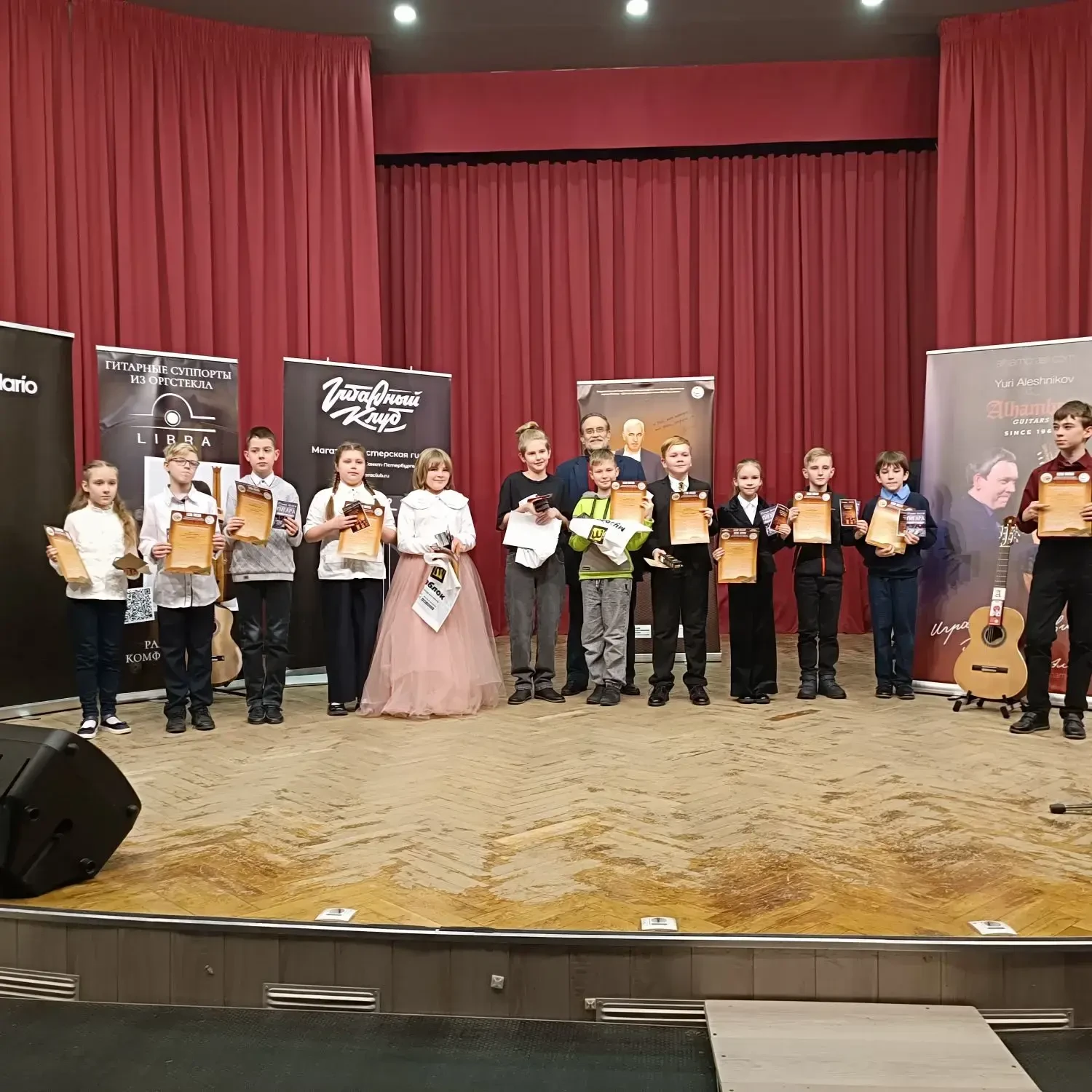 Поздравляем Евгению Чех, ученицу 3Б класса, лауреата 3 степени на международном конкурсе "Поющая стр