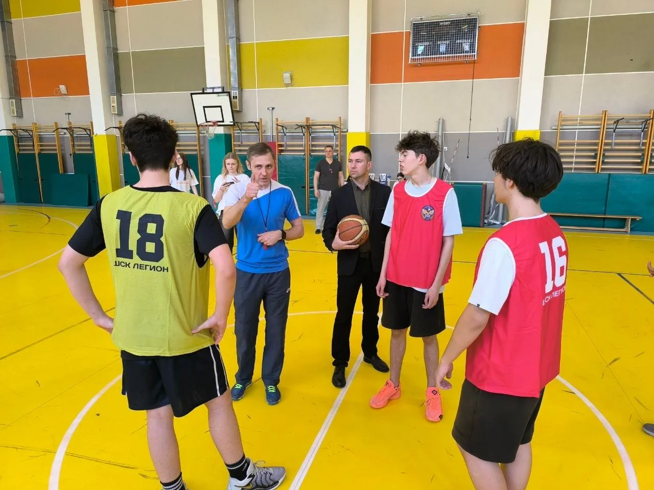 🏀 Вчера в школьном спортзале состоялось торжественное открытие турнира по баскетболу на «Кубок дирек