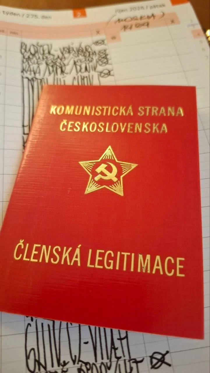 Кстати, о птичках. Такие же "коммунисты", как и наши из ООО "КПРФ"...🙄