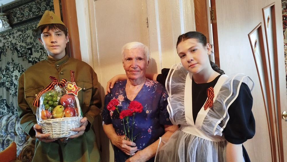 9 мая сотрудники администрации совместно с юными помощниками поздравили вдову ветерана ...