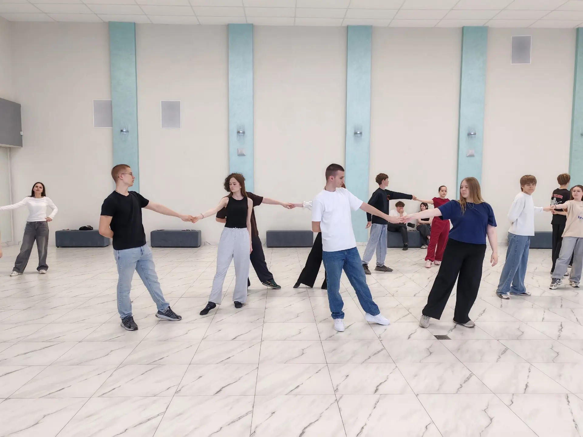Вчера в нашем ДК прошёл удивительный мастер‑класс для молодёжи — «Вальс Победы».🕺💃
 
Под звуки зна