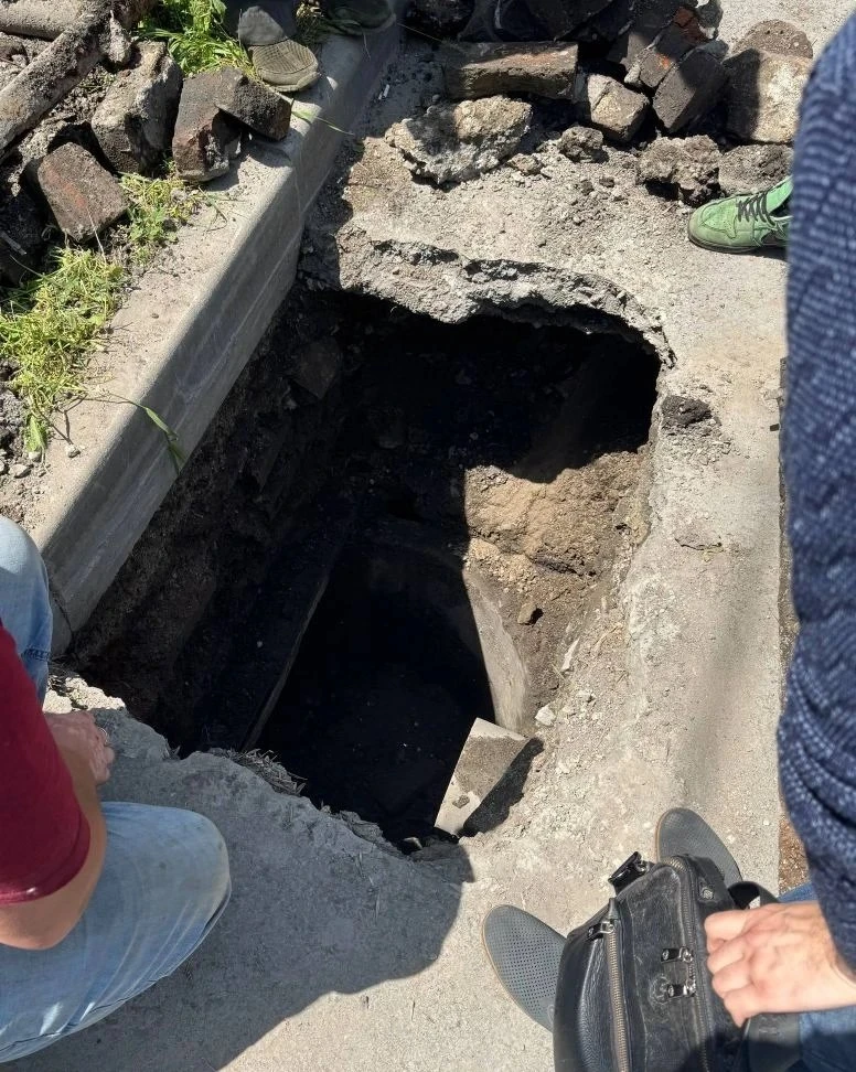 По адресу ул. Ленина, 135 произошло обрушение стенок ливнеприемного колодца. Для безопасности жителе