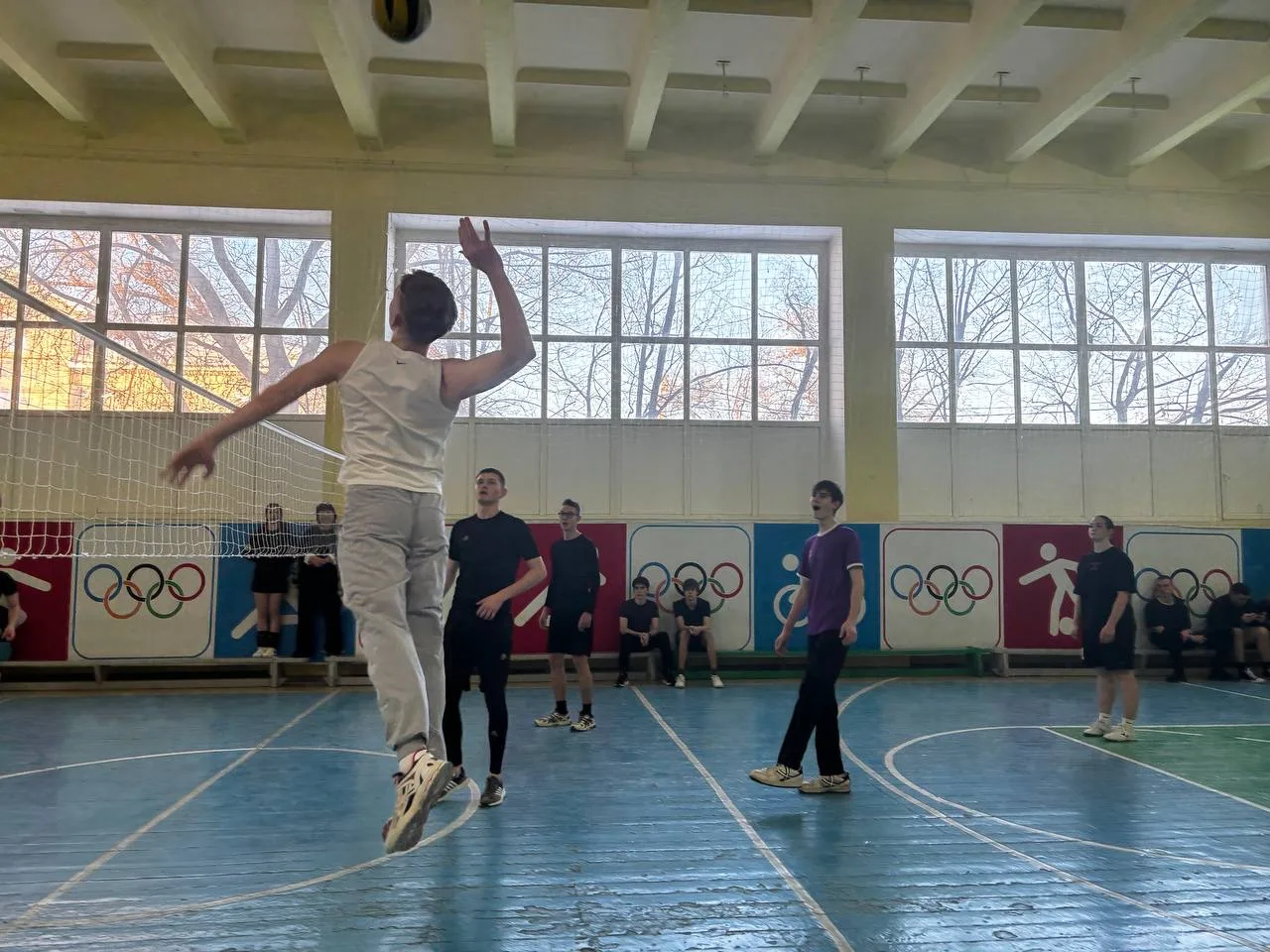 🏐 Волейбольная битва! Сегодня в нашей школе прошло захватывающее первенство по волейболу среди 8-11 