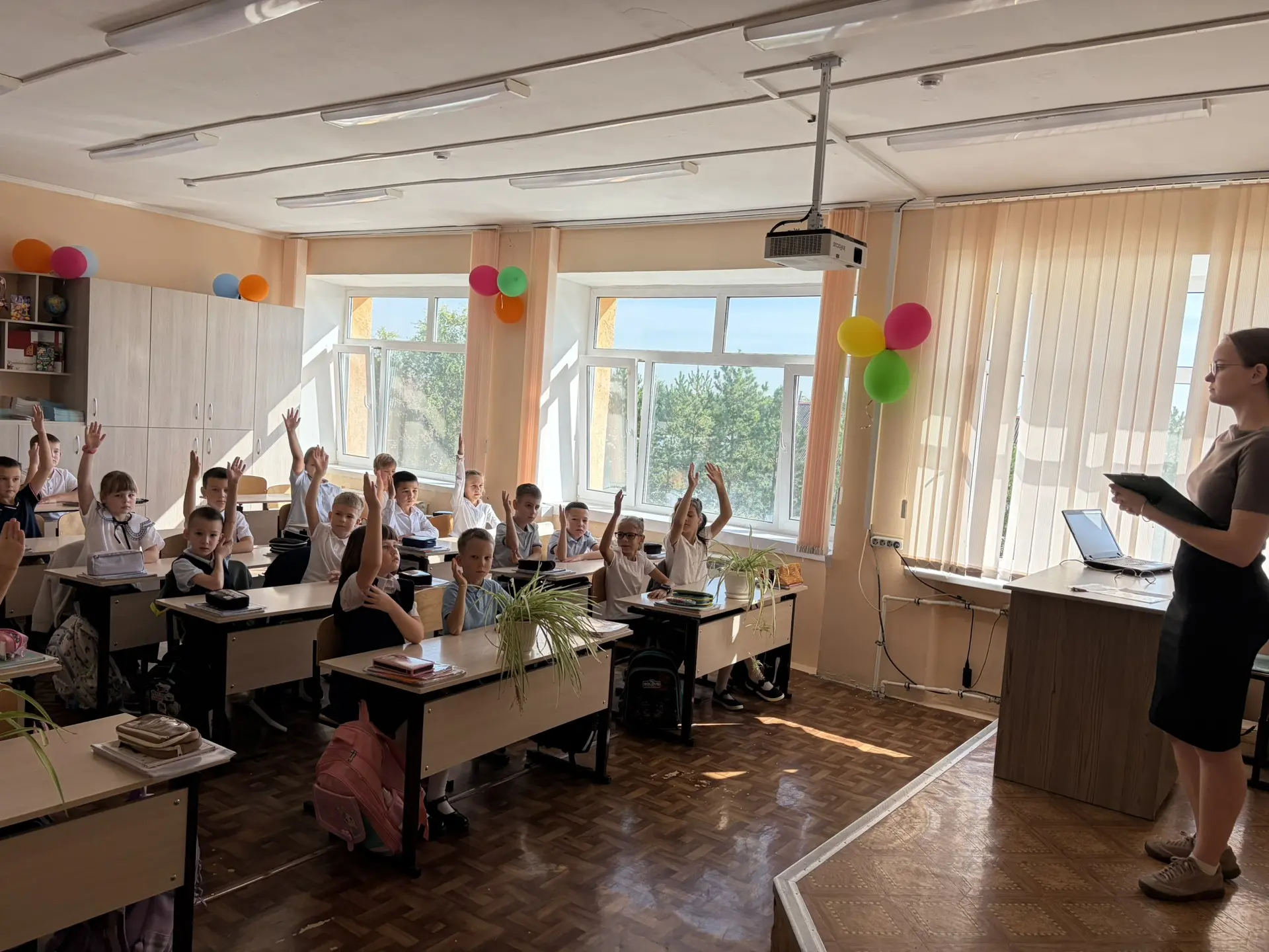 Сегодня, 3 сентября, в нашей школе прошли памятные мероприятия, приуроченные к двум важ...