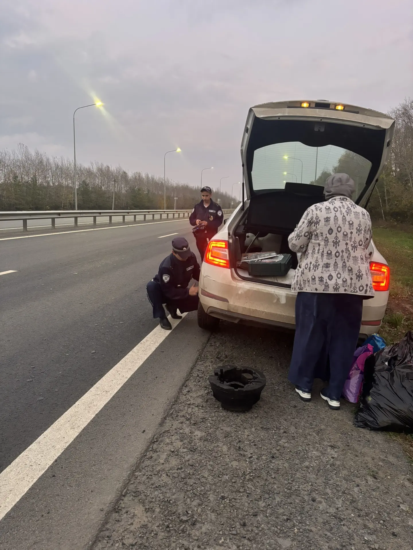 Лаишевские автоинспекторы помогли автоледи устранить поломку на дороге
