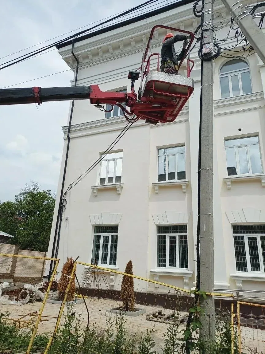 Мариупольские энергетики устранили повреждения на километре сетей наружного освещения

«За минувшую 