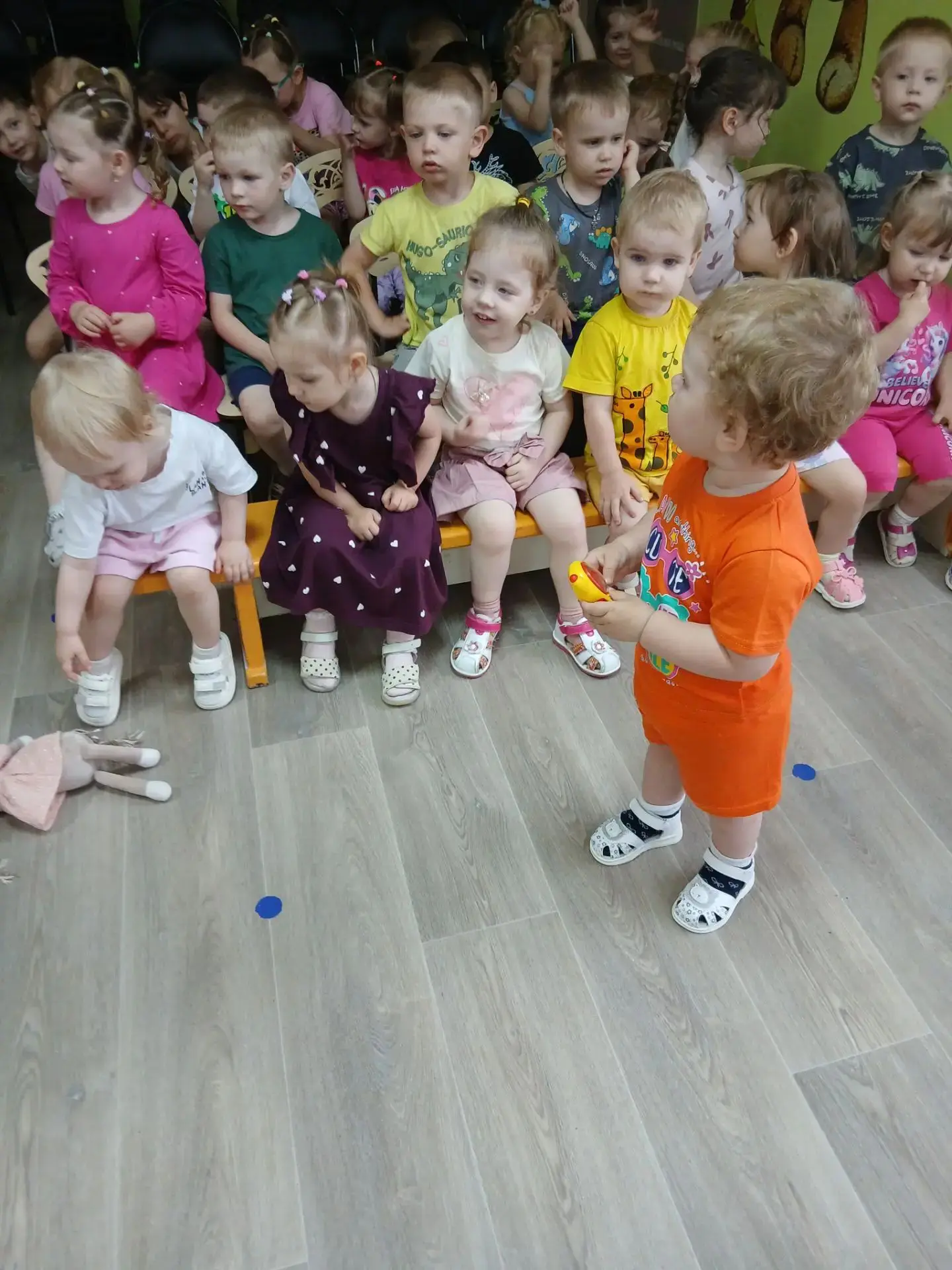 Один день из группы раннего возраста. 
Наши малыши учатся дружить, делиться самым ценным — лопаткой 
