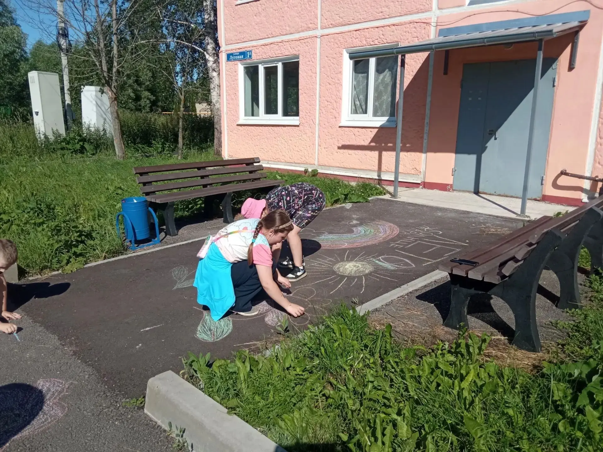 Асфальт - это не просто дорожка, а огромное полотно для творчества. 
Рисование на асфальте- это весе