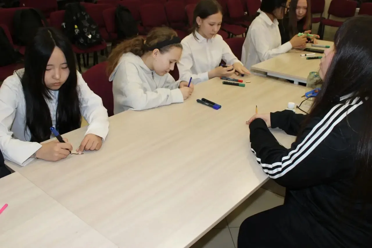 🚀 В преддверии Дня космонавтики активисты Движения Первых МОБУ СОШ №13 провели тематические классные