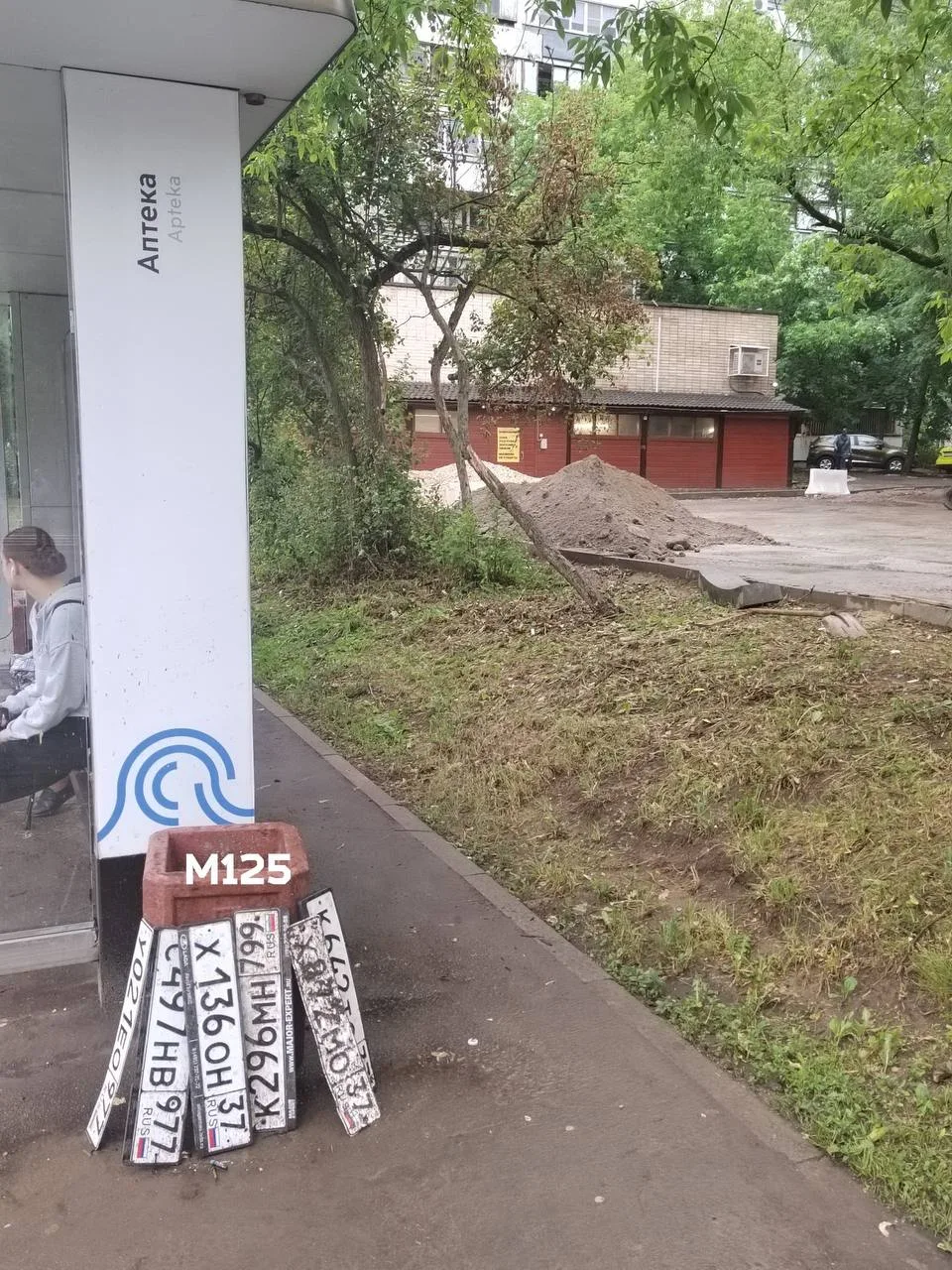 🏎️ После потопа на пересечении Байкальской и Чусовской улиц появилась необычная «выставка»: местные