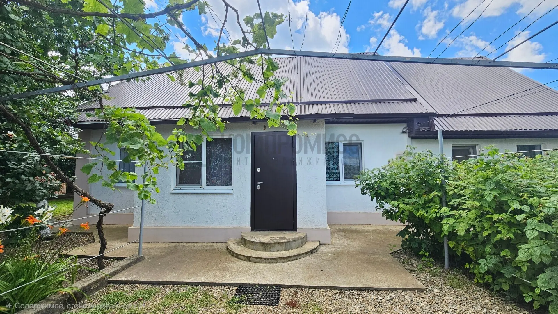 📍Сад, наполненный солнцем, и летняя кухня для душевных посиделок 
 
🏡Дом 113,7 м2 (две спальни, го