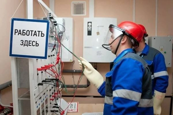 День учителя сегодня празднуют в учебных центрах «Россети Центр» и «Россети Центр и При...
