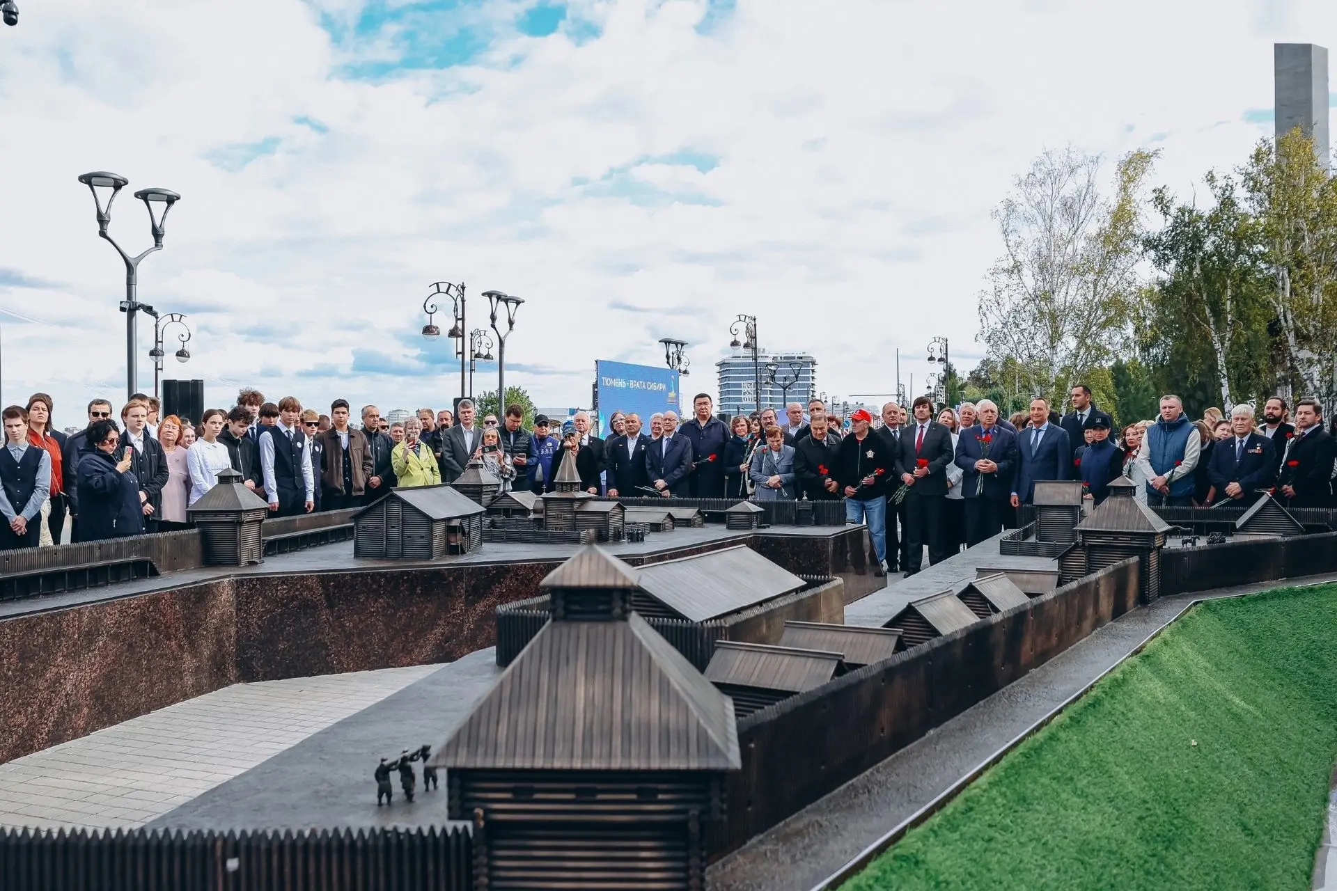 Вчера на Исторической площади торжественно открыли макет Тюменского острога – ещё одну ...