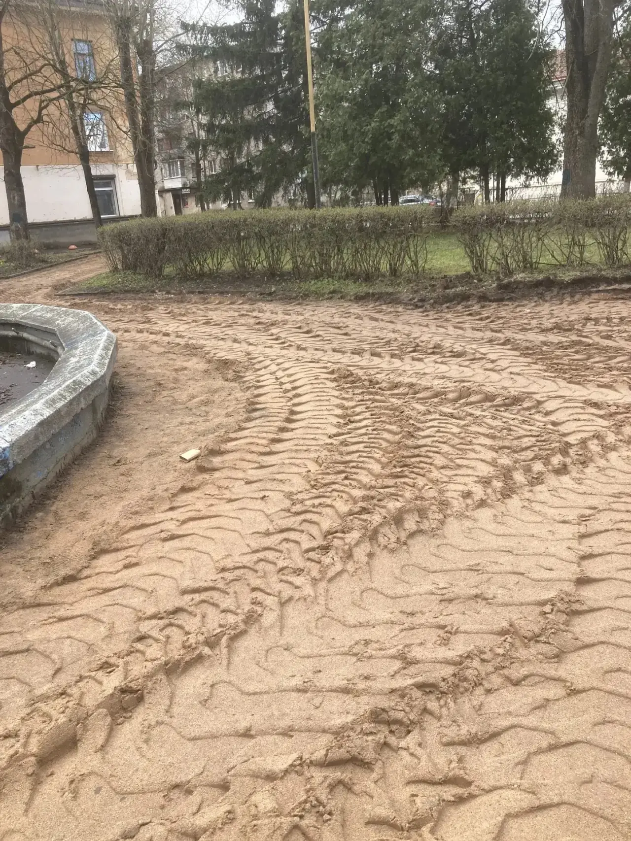 В Великих Луках началось благоустройство сквера у будущего Дома молодёжи «Родина»  В Великих Луках с