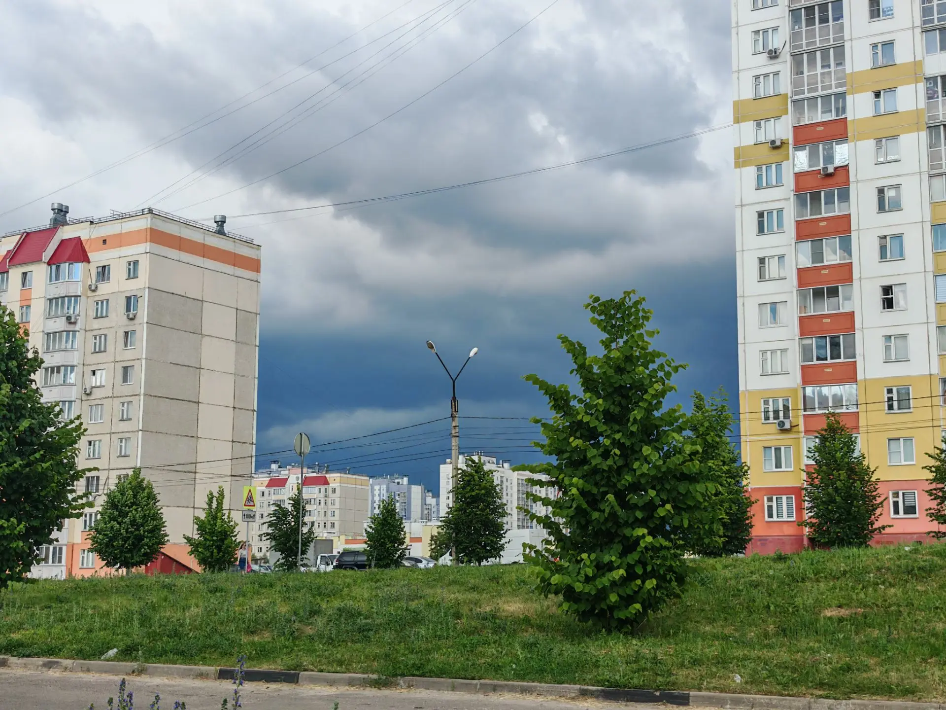 Здравствуйте, Мои дорогие читатели. 
Сегодня у нас в городе снова было жарко, пострадал многоквартир