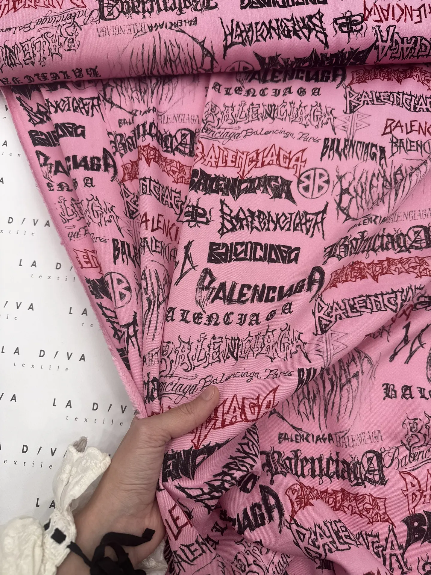 Вискоза Balenciaga, приятная на ощупь, не просвечивает, на платья, блузки, костюмы