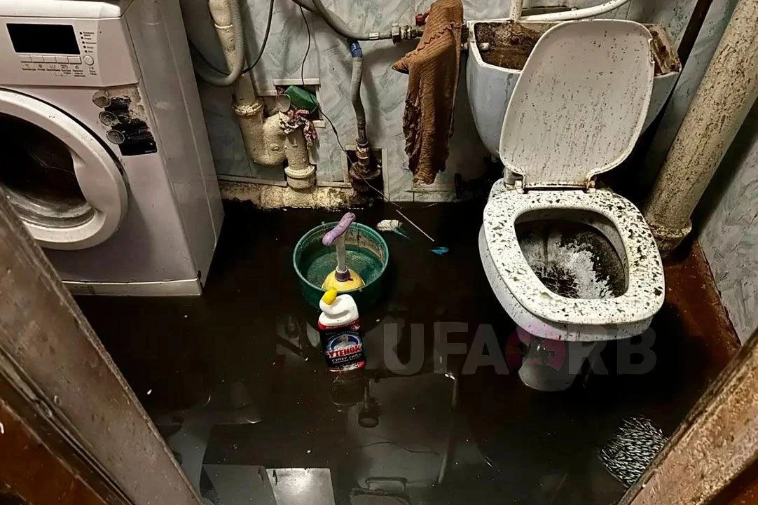 В Уфе жители дома 10 дней ходят в туалет с ведрами, пока УК и водоканал ищут крайних