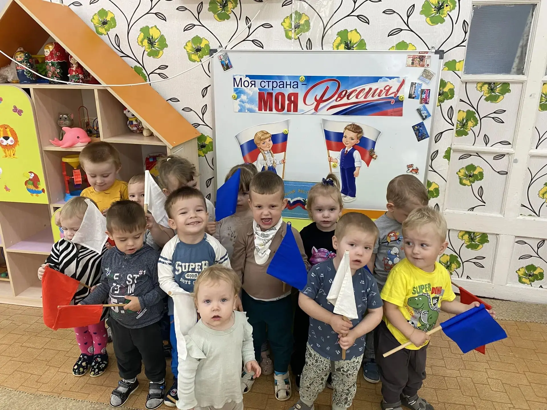 День флага России в младшей группе: ярко, весело, по‑детски! 🎉