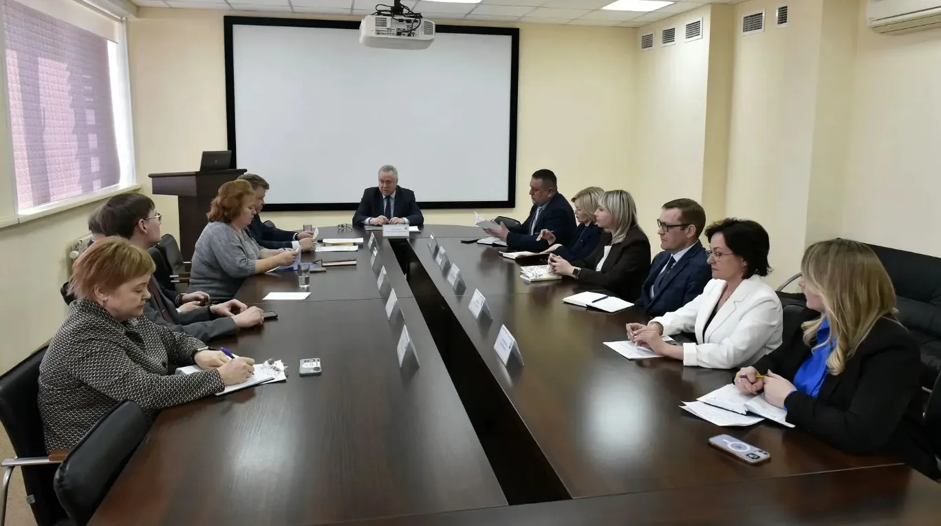 📚В администрации Барнаула обсудили подготовку к приемной кампании в первые классы   В краевой столиц