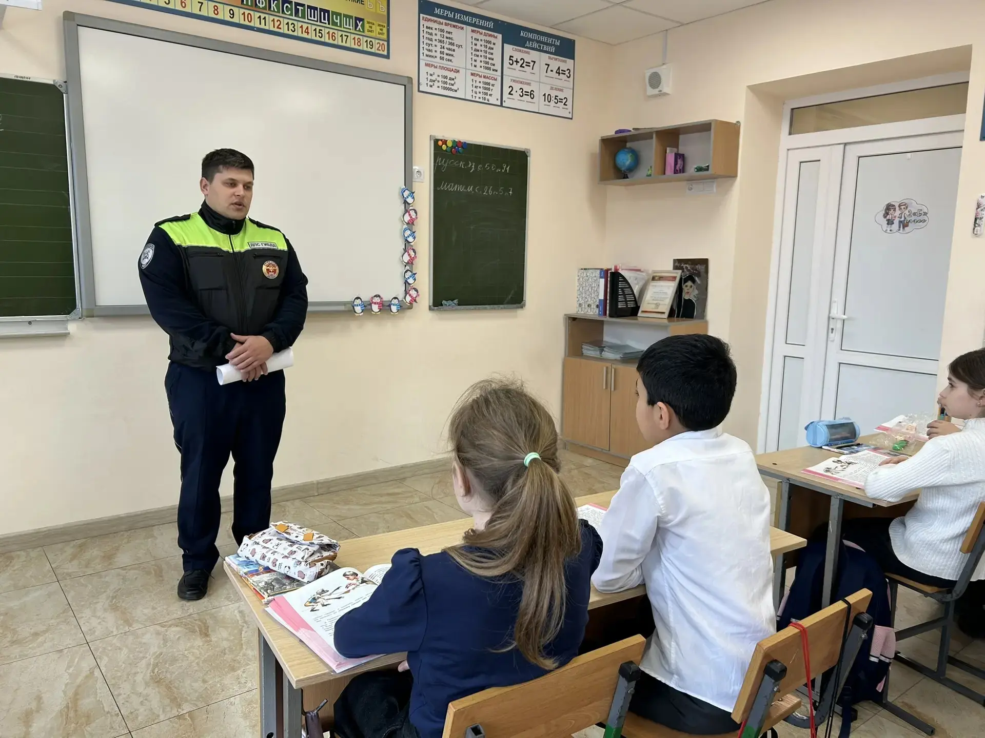 📢 Вчера в нашей школе прошла увлекательная лекция на тему «Пешеход», которую провел инспектор ДПС вз