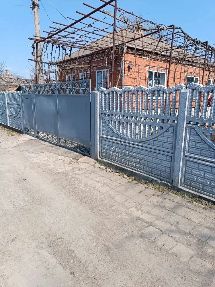 Продам дом в г. Новоазовск. 83кв.м. , 5 жилых комнат, кухня, ванная, веранда , все коммуникации в до