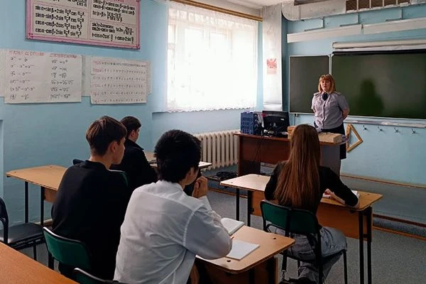 Сотрудники уголовно-исполнительной инспекции Хабаровского края провели правовой урок для студентов в