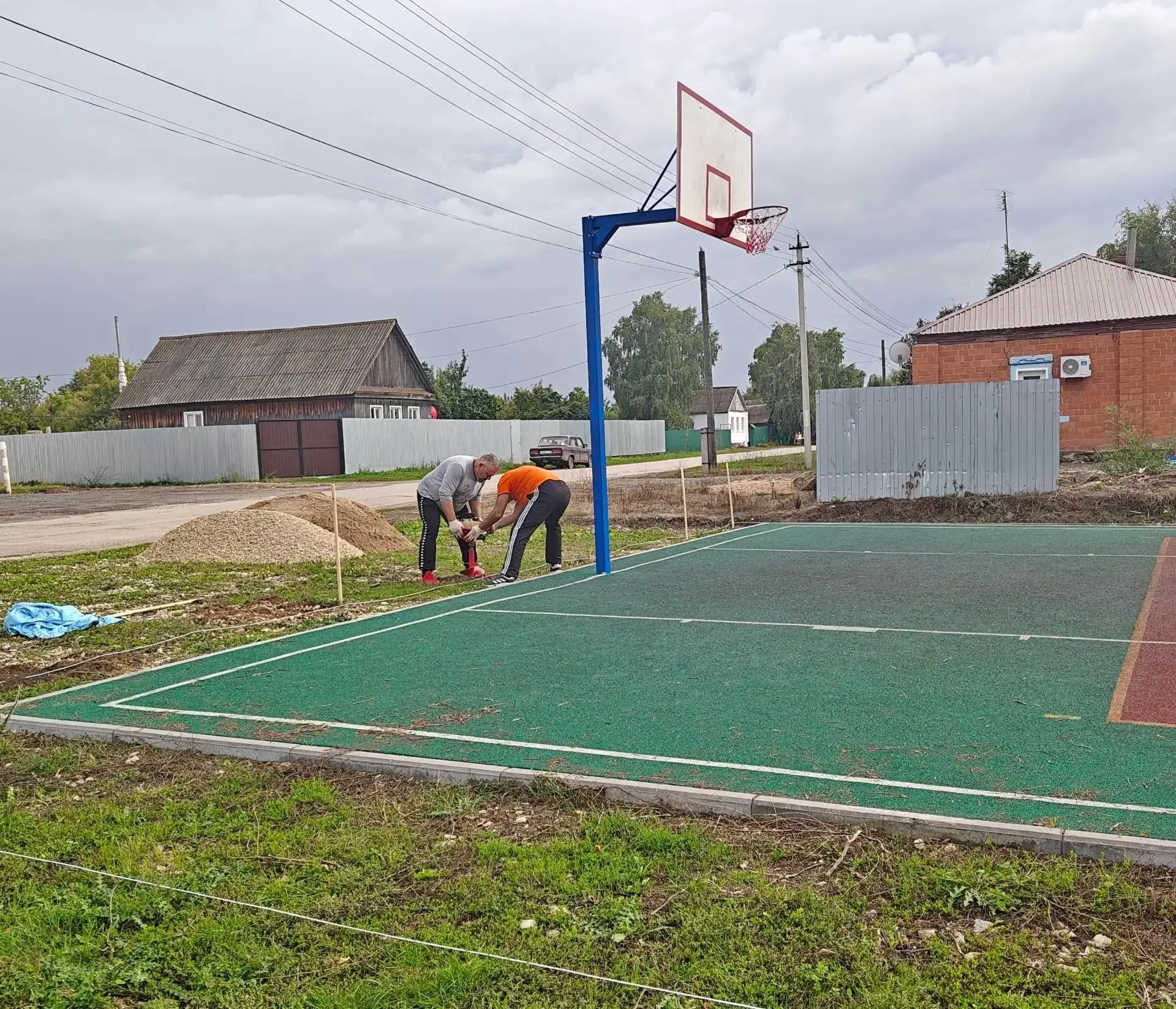 ⚡️Начались работы по установке ограждения на спортивной площадке в с. Баскатовка!