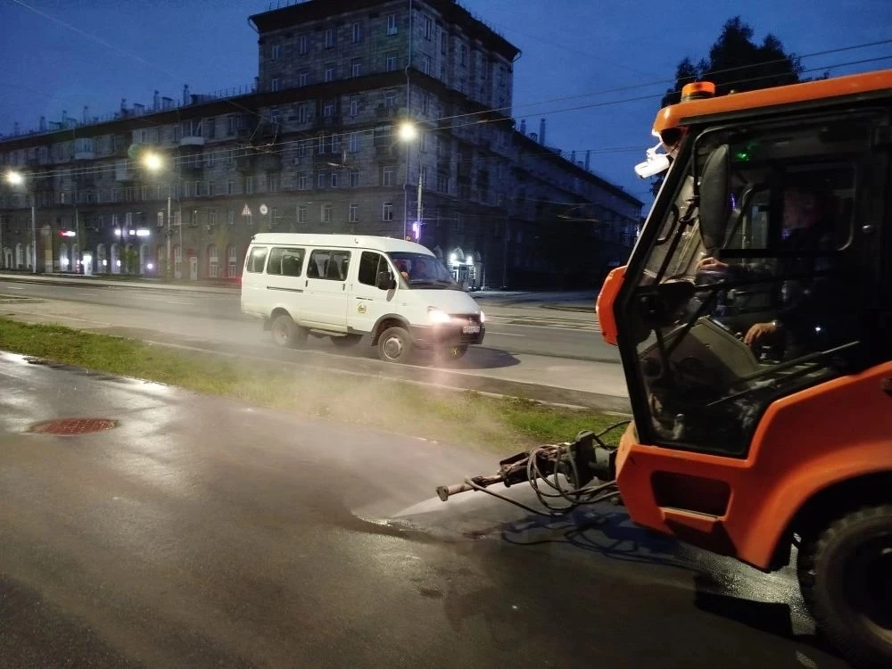 🌧 Зачем мыть дороги в дождь? Разрушаем главный миф и готовимся встречать лето! ☀🌱

Многие жители у