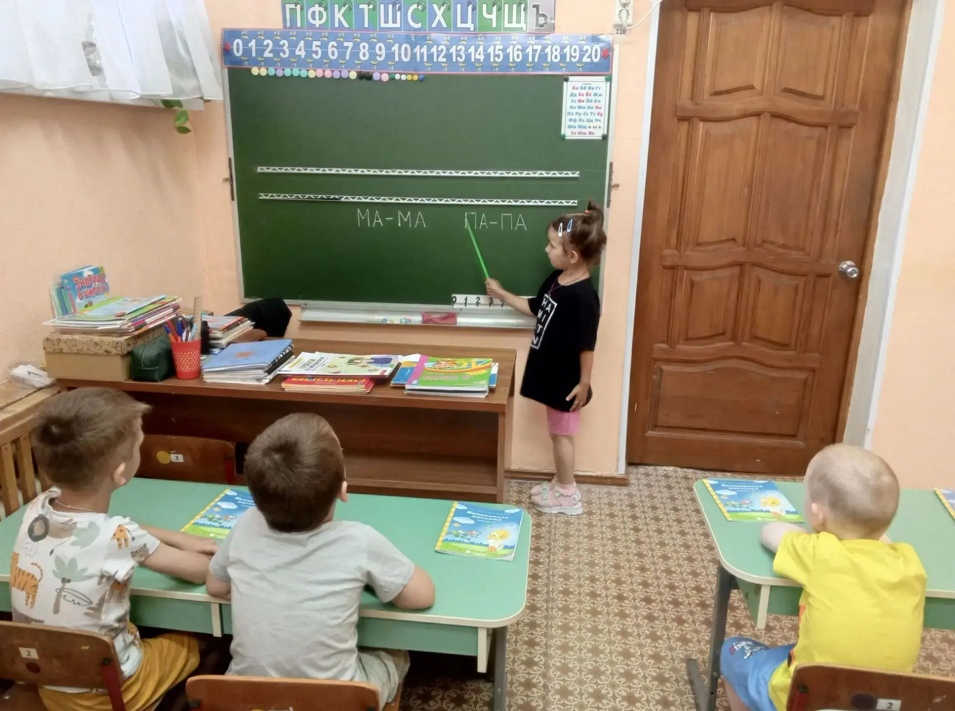 Продолжаем нашу тематическую неделю, и сегодня — День учителя! 👩‍🏫📚

В детском саду мы тоже говор