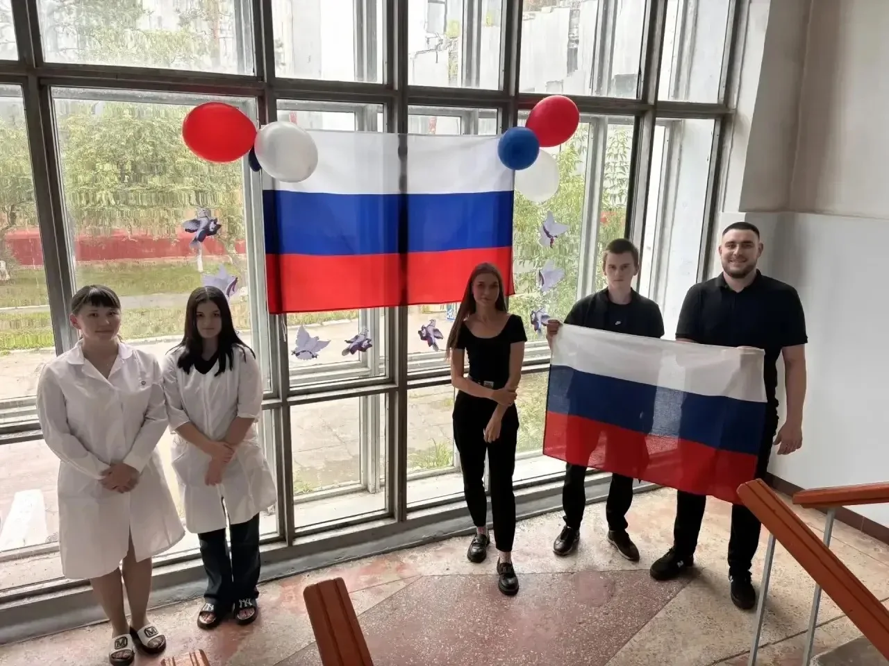 🇷🇺 Флаг России в руках активной рабочей молодежи Амурска