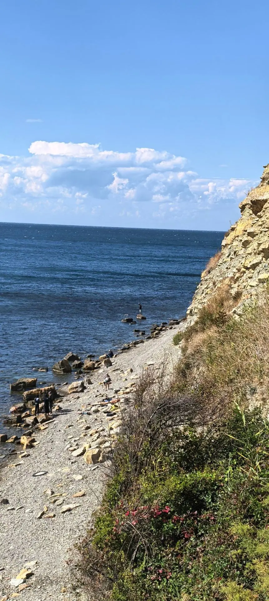 Когда вода настолько прозрачная, что видно каждый камешек. 💎