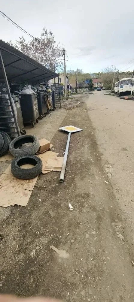 😕 На Напольной/Декабристов изобразили чистоту.  После нашей публикации о жалобе жителей на горы мусо